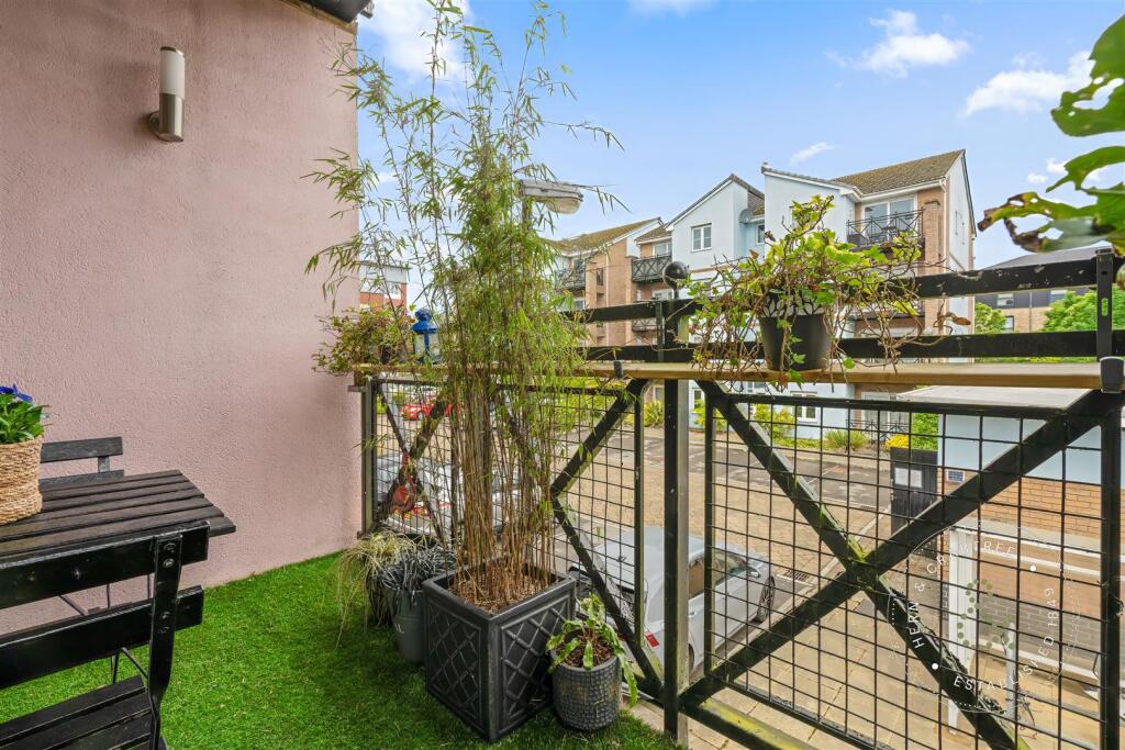 Pentland Close, HernCrabtree (4).jpeg