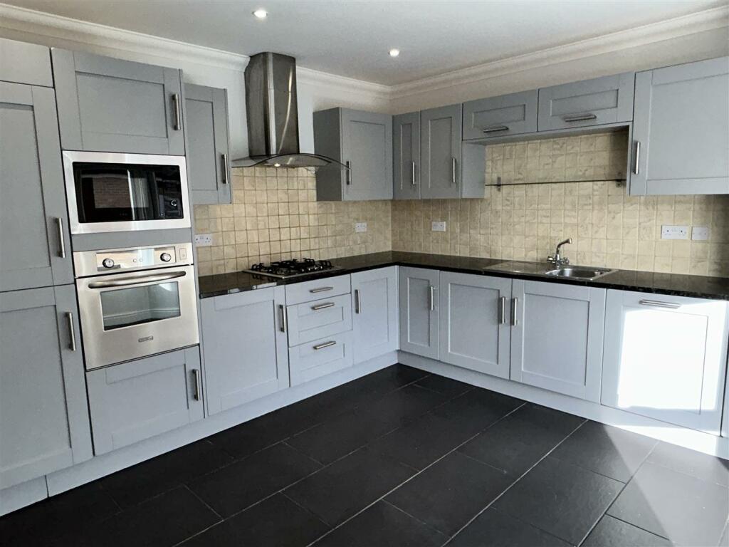 Kitchen 2.JPG