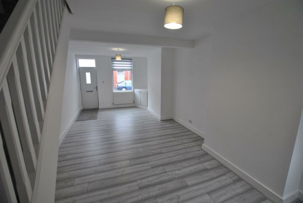 OPEN PLAN LIVING/DINING ROOM