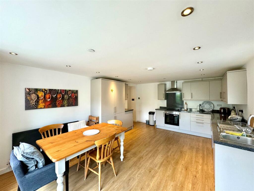 OPEN PLAN KITCHEN/DINING ROOM