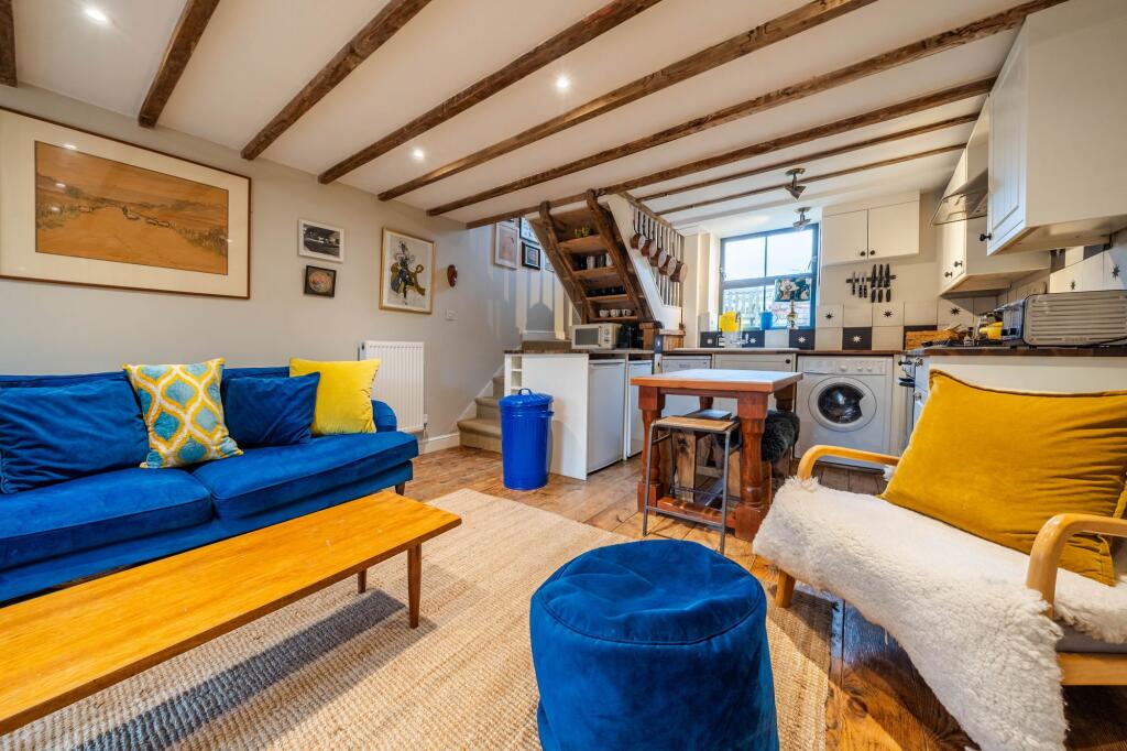 OPEN PLAN LIVING AREA