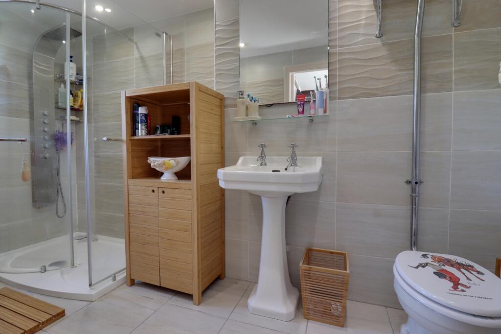 MASTER EN-SUITE