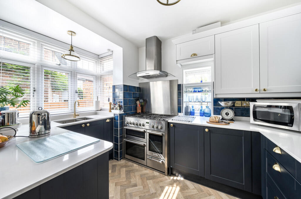 1305343-13-684323...