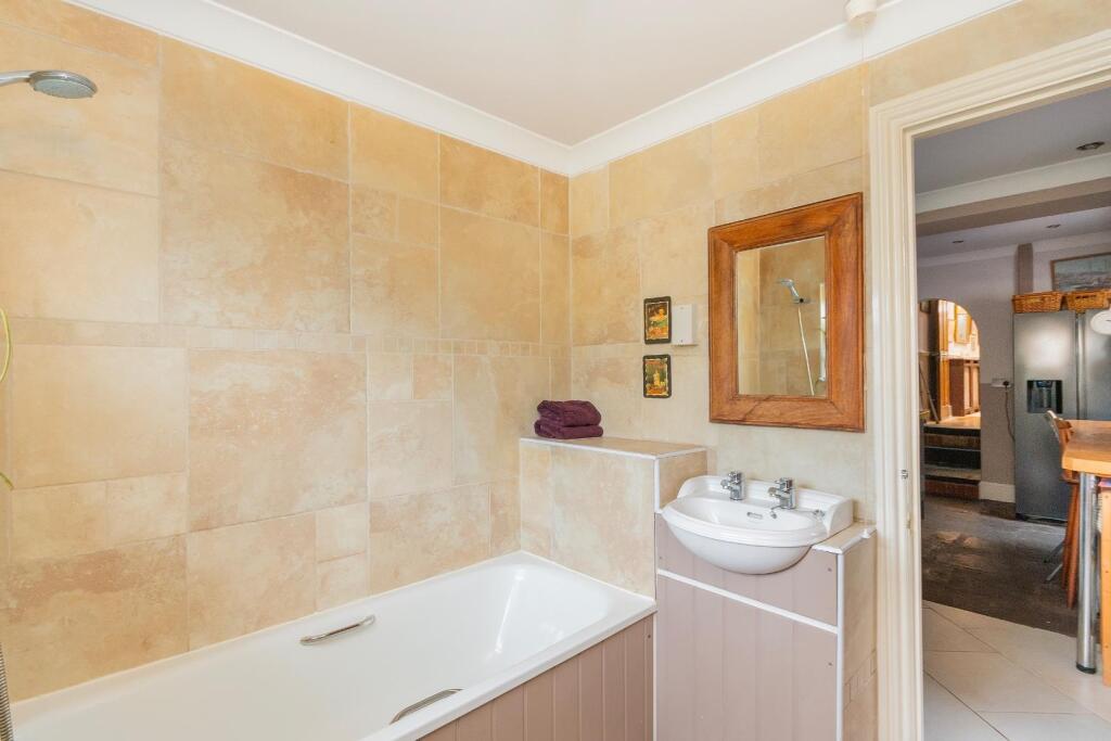 0W1SSE - Bathroom A.jpg