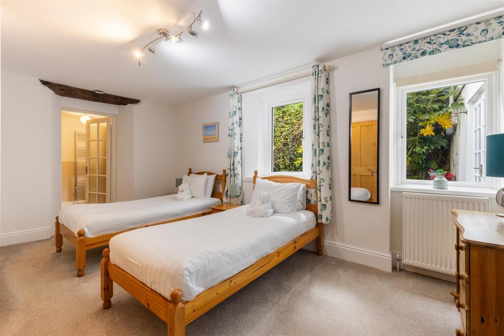 A17 - 28245 Ferryview Castle House, Dartmouth, Sou