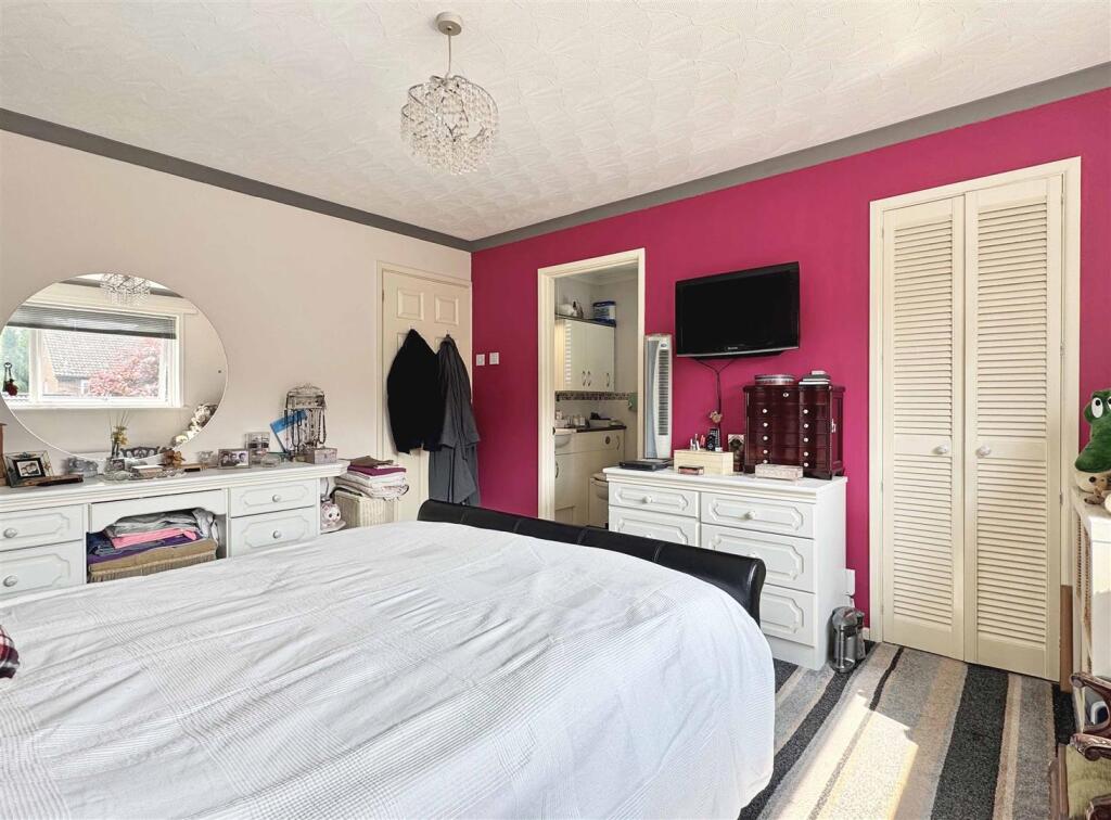 Master Bedroom b.jpg