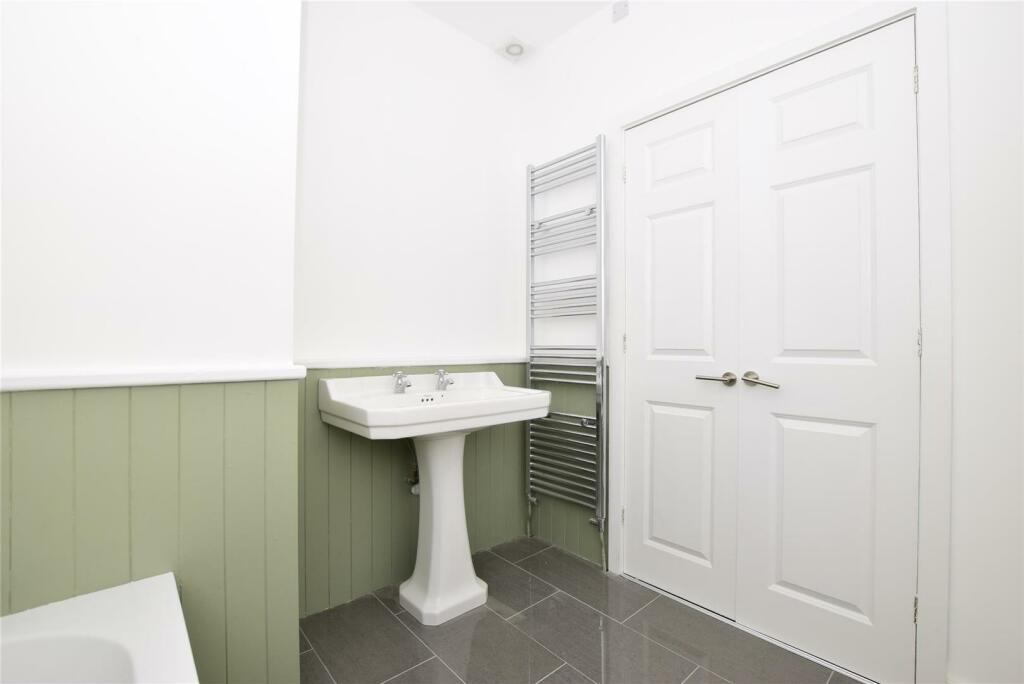 ensuite bathroom 2