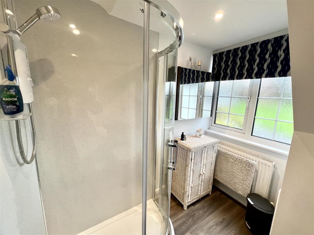 EN-SUITE SHOWER ROOM
