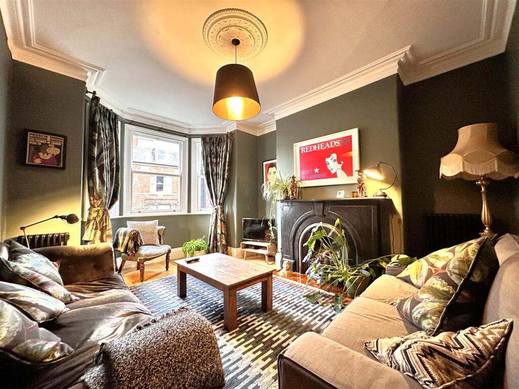 Bay-Fronted Lounge 569