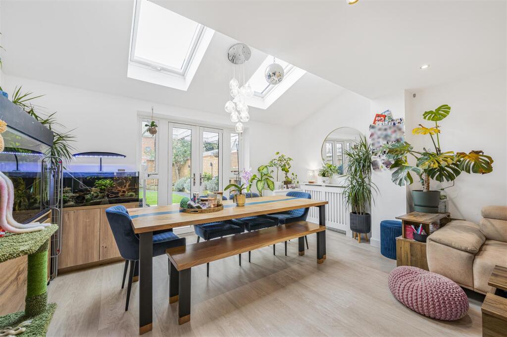 Lounge/Dining Room