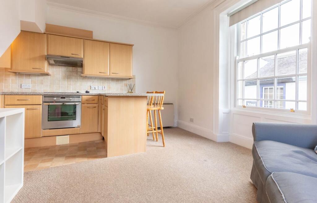 OPEN PLAN LIVING AREA