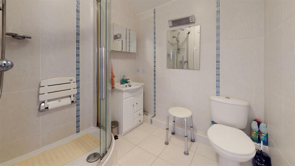 Lister-Court-Bathroom.jpg
