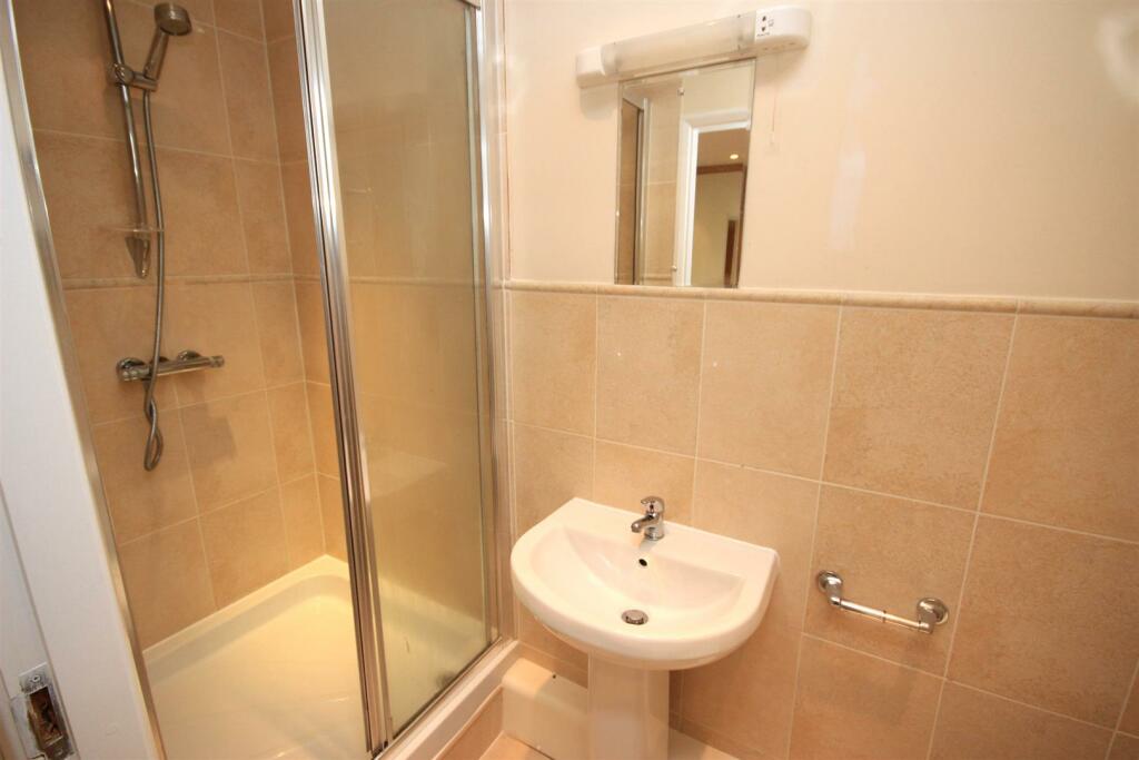 EN-SUITE SHOWER ROOM
