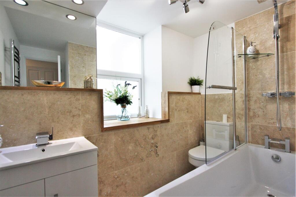 Flat 6, 10-12 Tolcarne Road Bathroom
