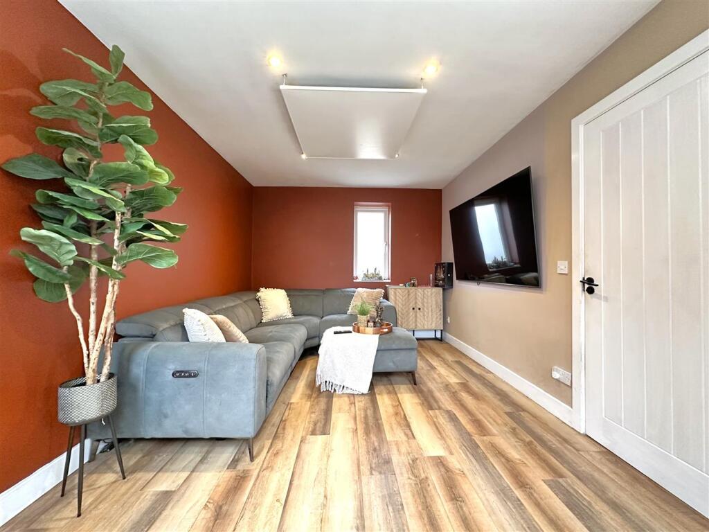 Spacious Lounge 532