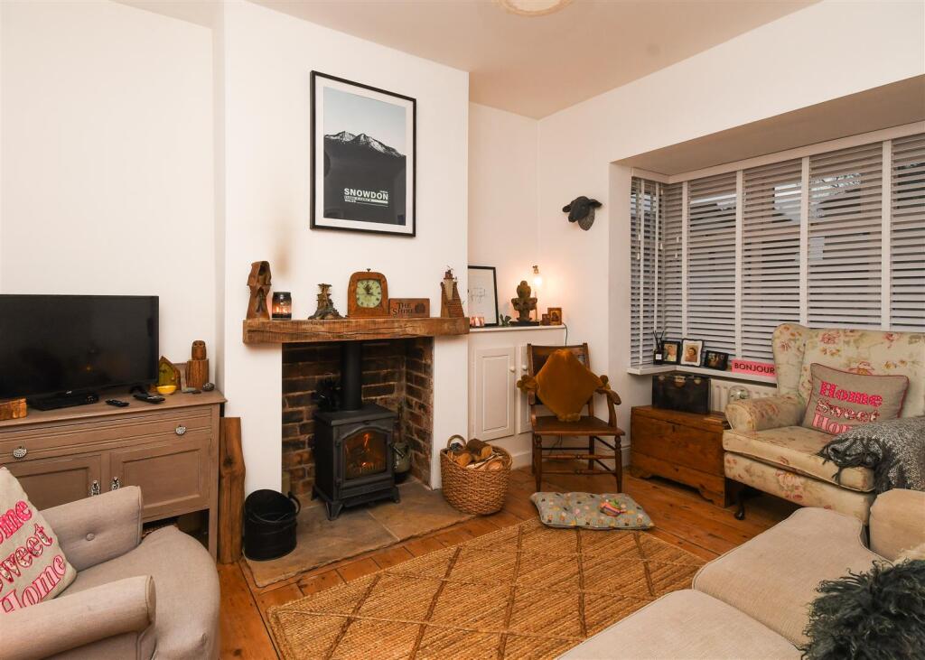 40 Westbourne Road - Lounge (2).jpg