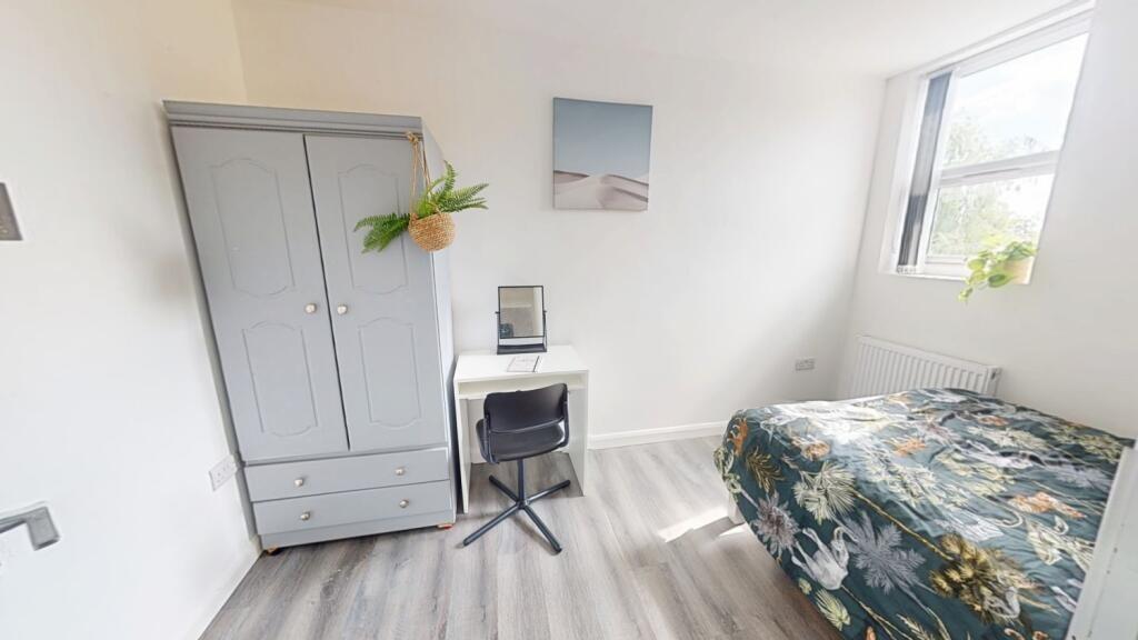 Bright and tidy single bedroom featuring a comf...