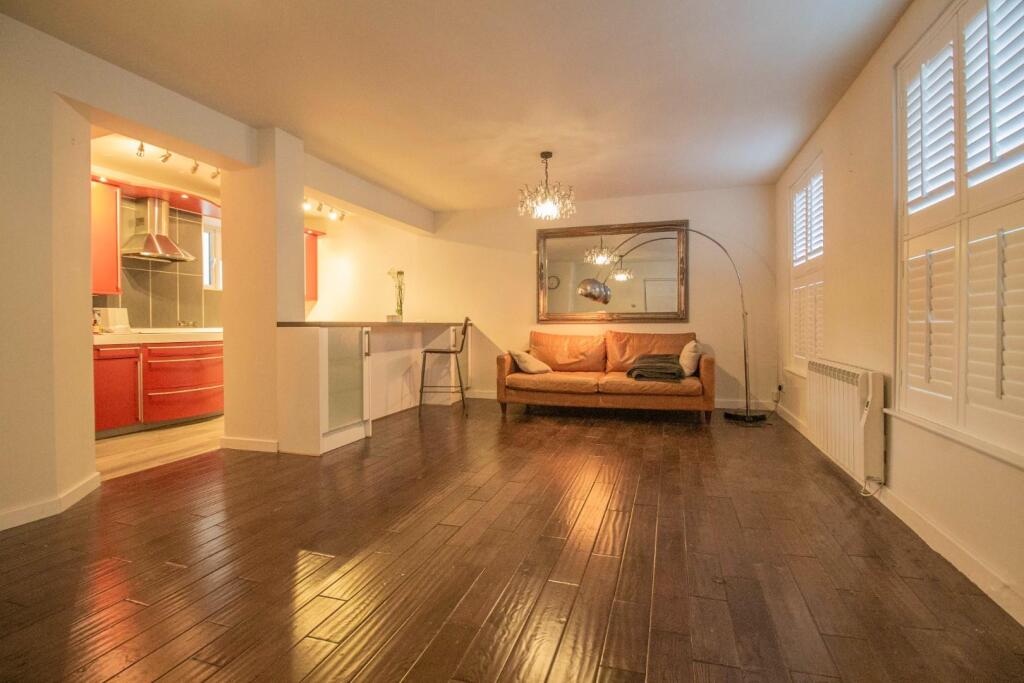 63a Churchgate Street [Living Room] 02.jpg