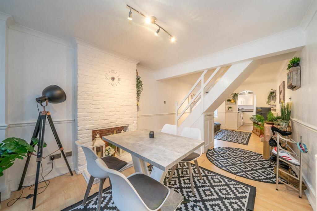 Shaftesbury Lounge 8.jpg