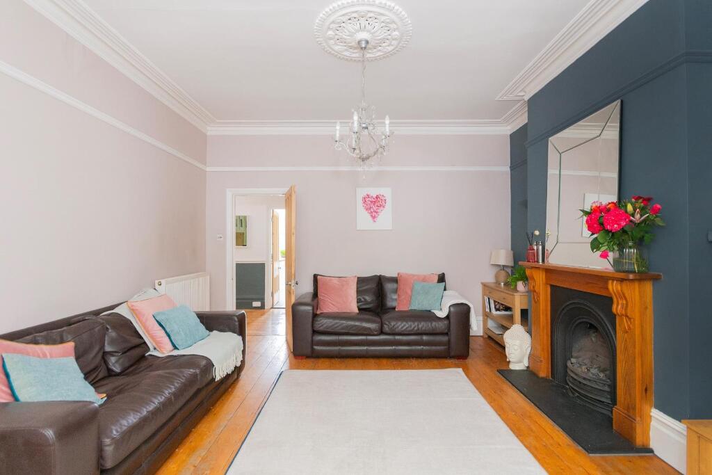 0C8RKE - Living Room B.jpg