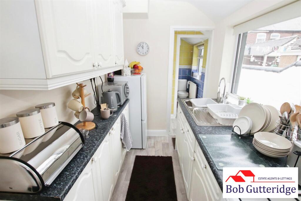 FITTED KITCHEN