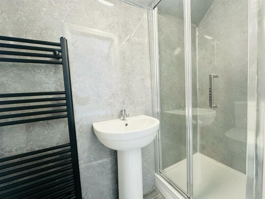 En suite to bedroom 7