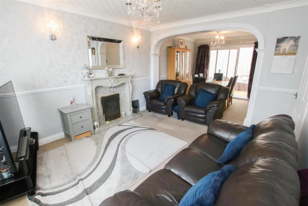 OPEN PLAN LOUNGE &amp; DINING ROOM