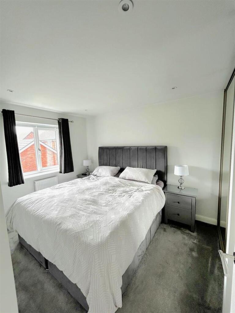 10 Main bedroom.jpg