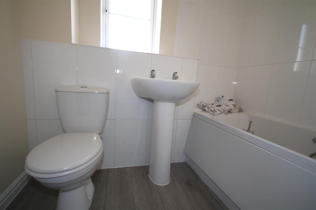 Bathroom b.JPG