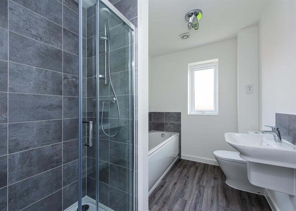 40 Foxglove Way-bathroom.jpg