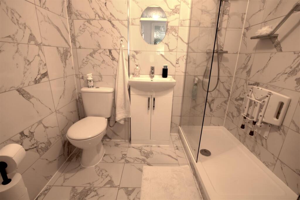 SHOWER ROOM1.jpg