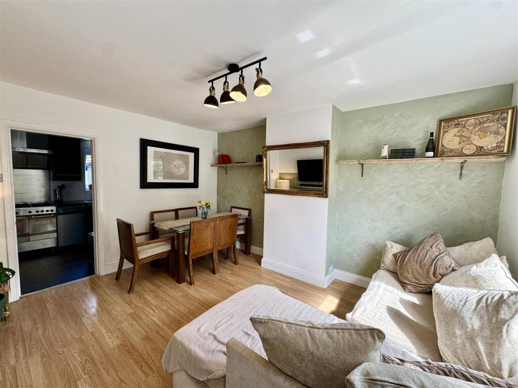 SITTING/DINING ROOM