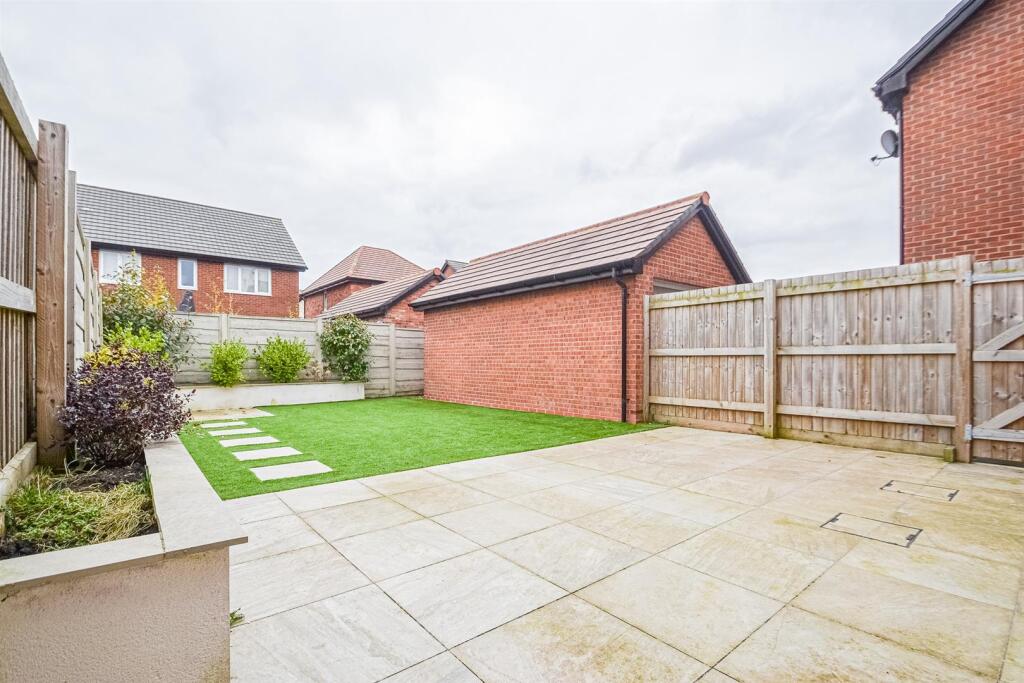 Patio &amp; Artificial Lawn