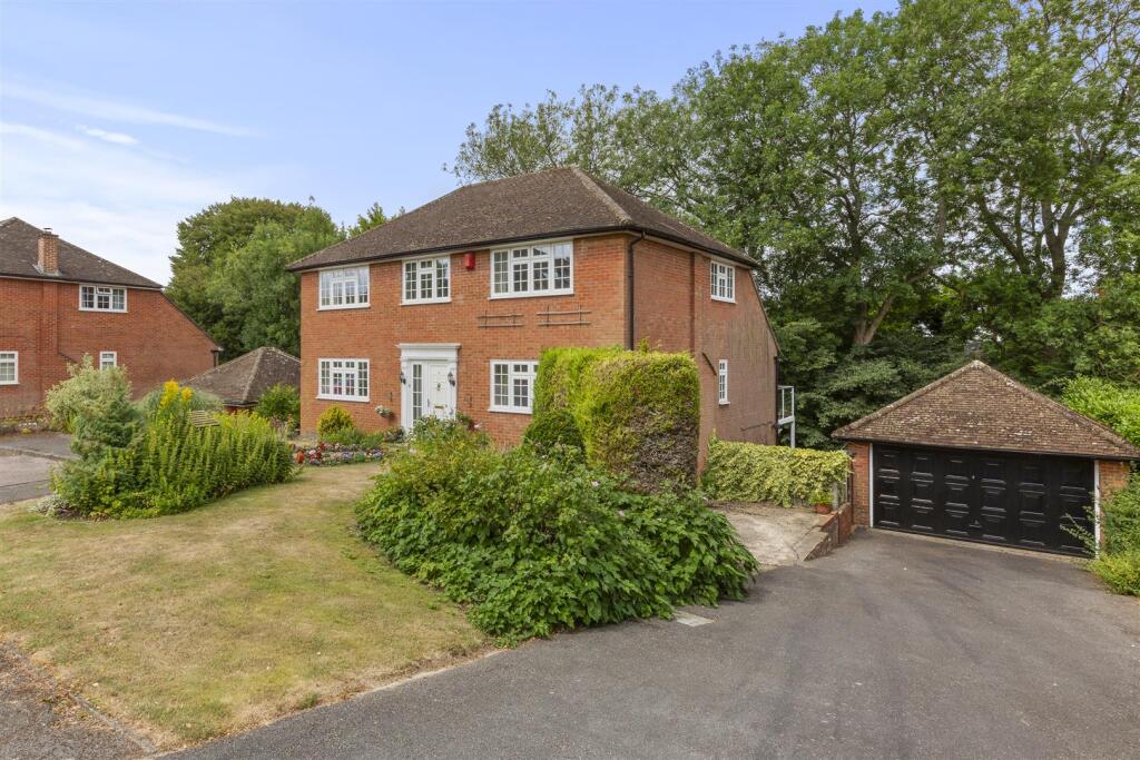 6 Huntley Close, HP13 5PQ-11.jpg