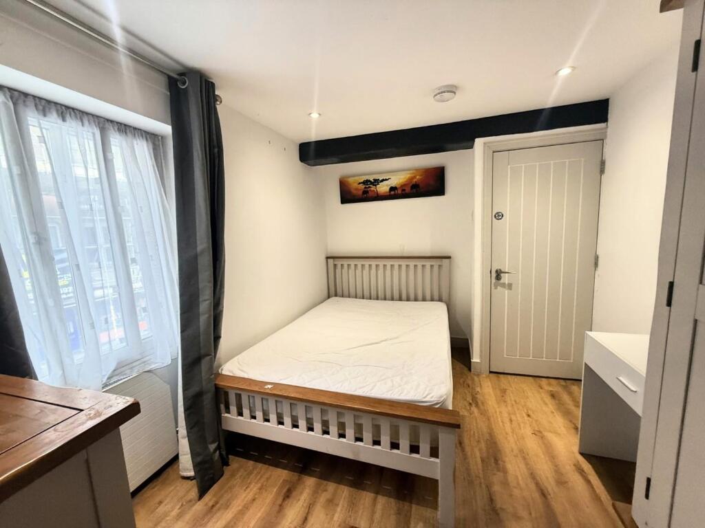 flat 2 v bedroom 2 .JPG