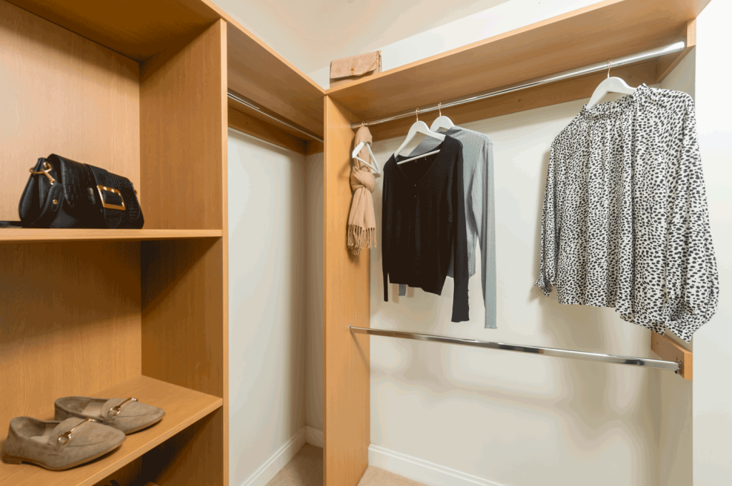 Walk-in wardrobe 