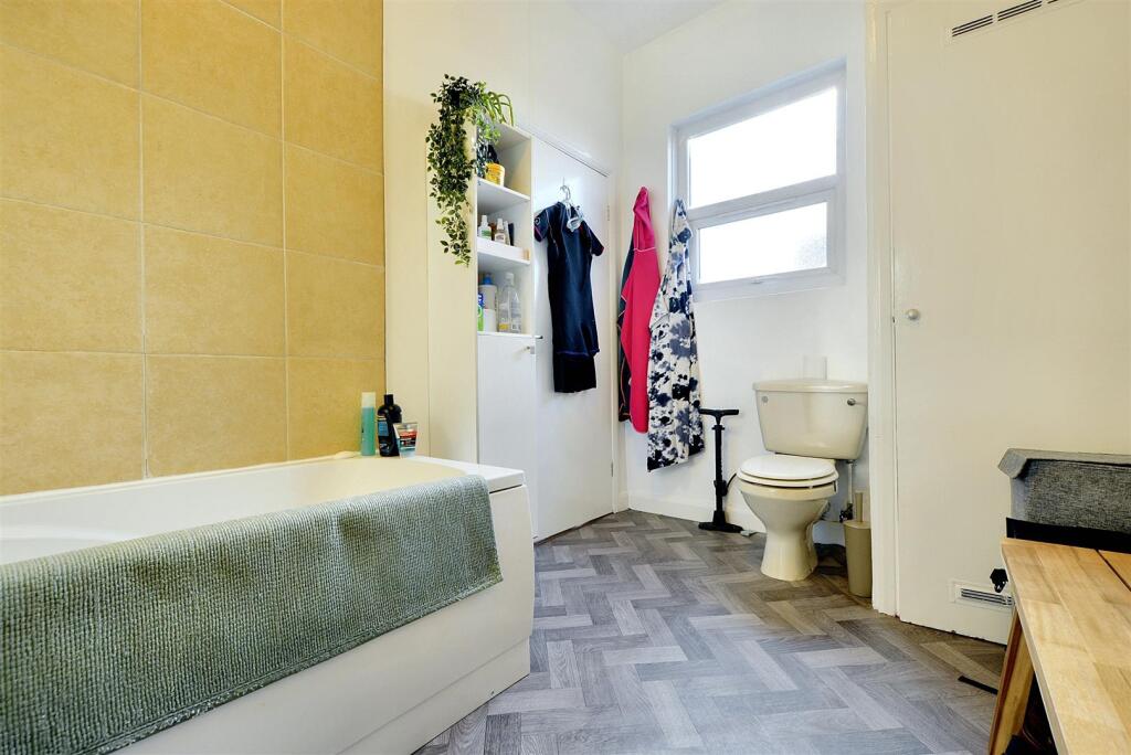 Flat 2 Bathroom_2.jpeg