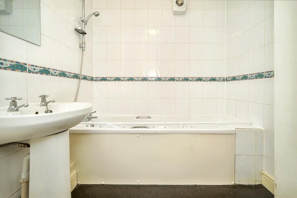 9B Farningham Road, Caterham, CR3 6LL