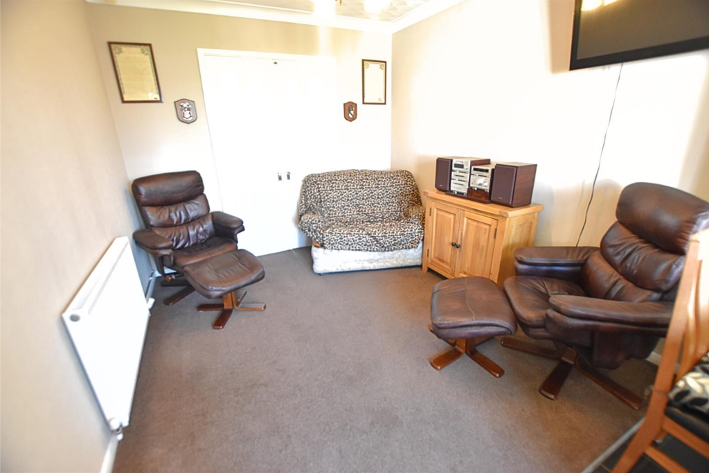 SNUG/REAR SITTING ROOM