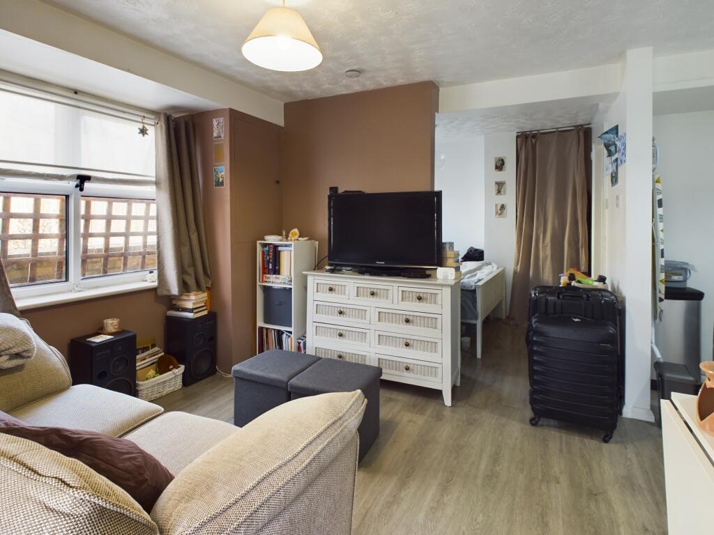 CAM02519G0-PR0155-STILL001