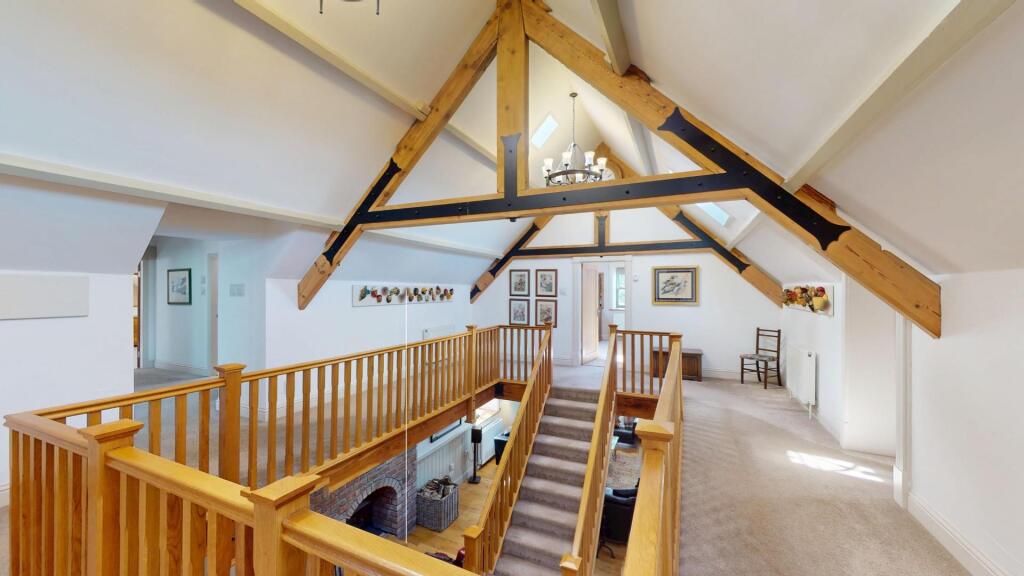 FIRST FLOOR GALLERIED LANDING