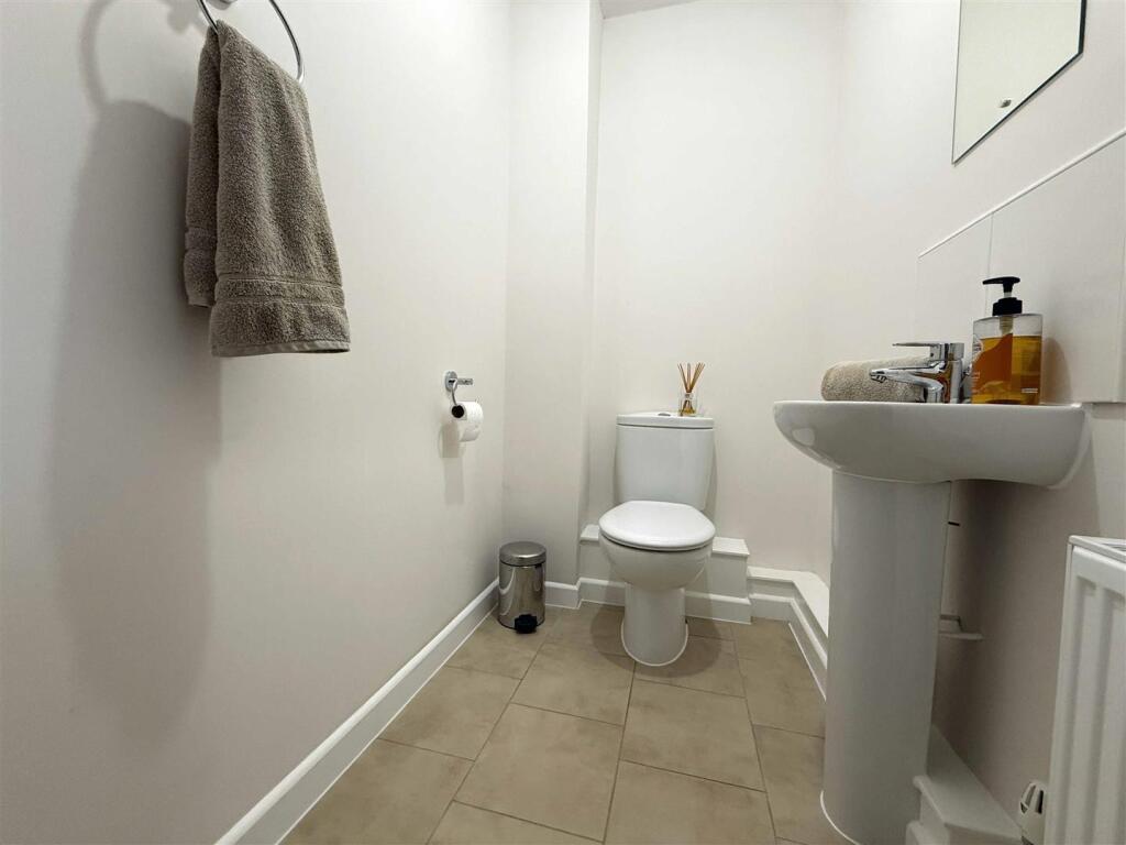 Cobham Close 14 - WC.jpg