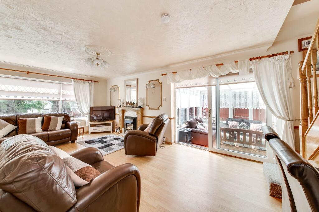 OPEN-PLAN LIVING DINING ROOM