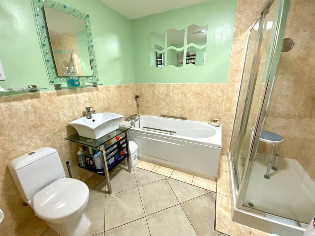 the pinnacle 2 bathroom.jpg