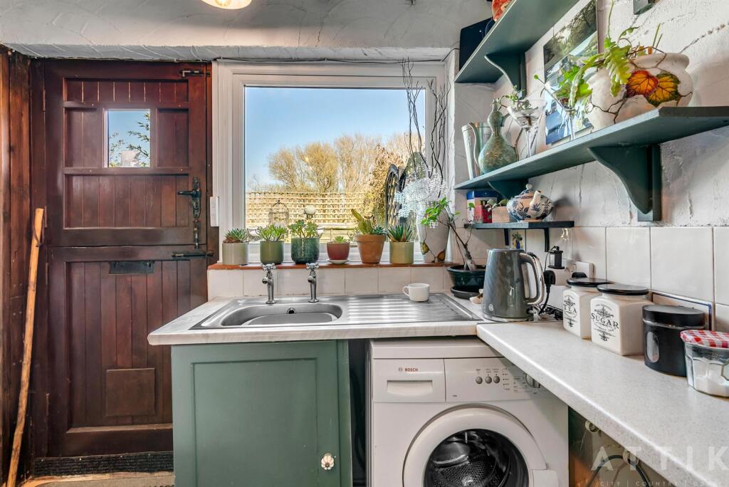 2 Town Farm Cottages IP19 0BE (13).jpg