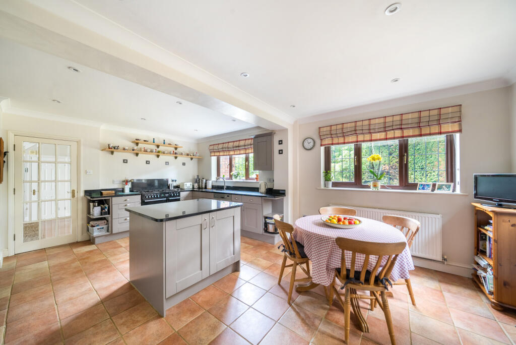 1347001-4-68b8449...