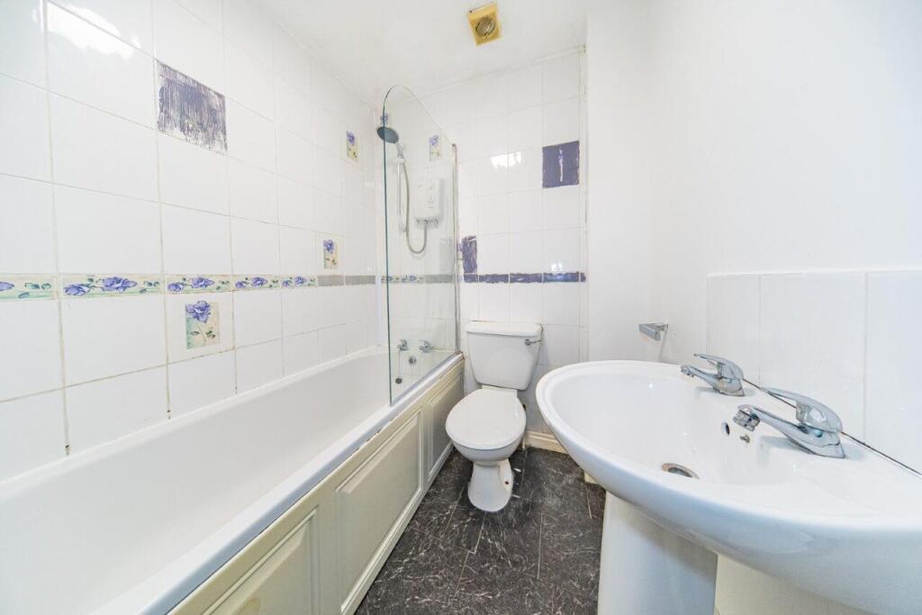 22 Berrywood Drive bathroom.jpg