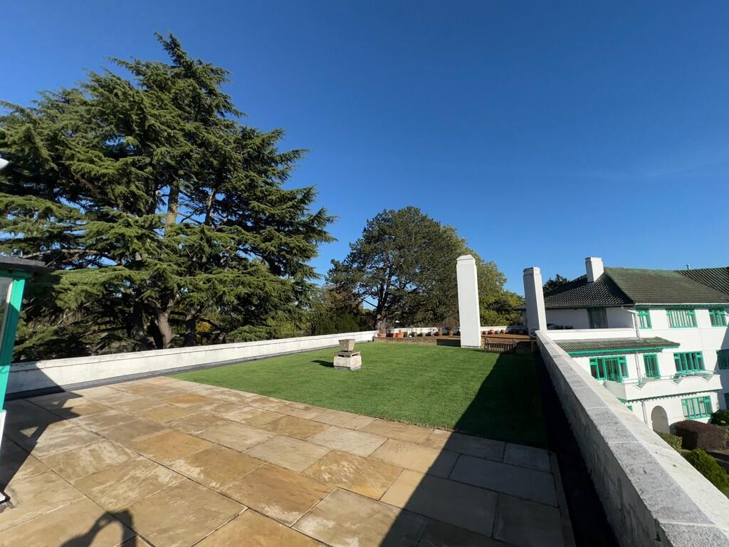 6ElmParkCourtGard...