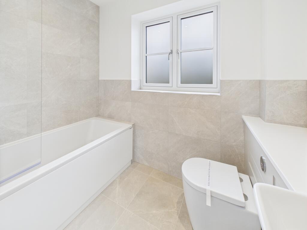 CAM04825G0-PR0117-STILL013