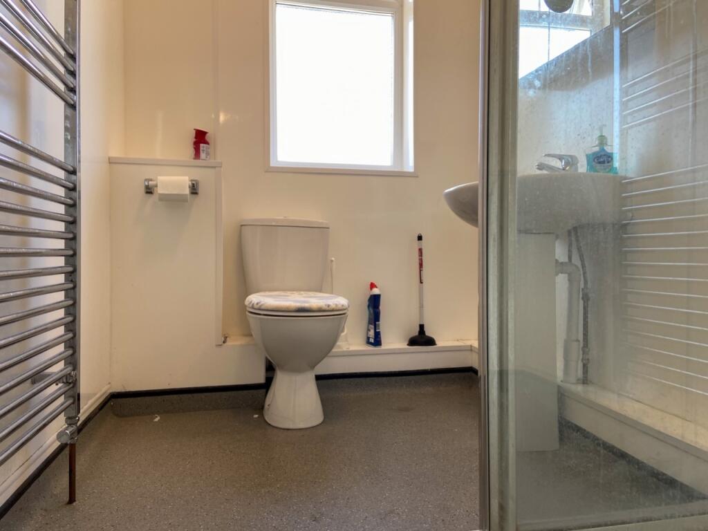 64 Brading Road Bathroom
